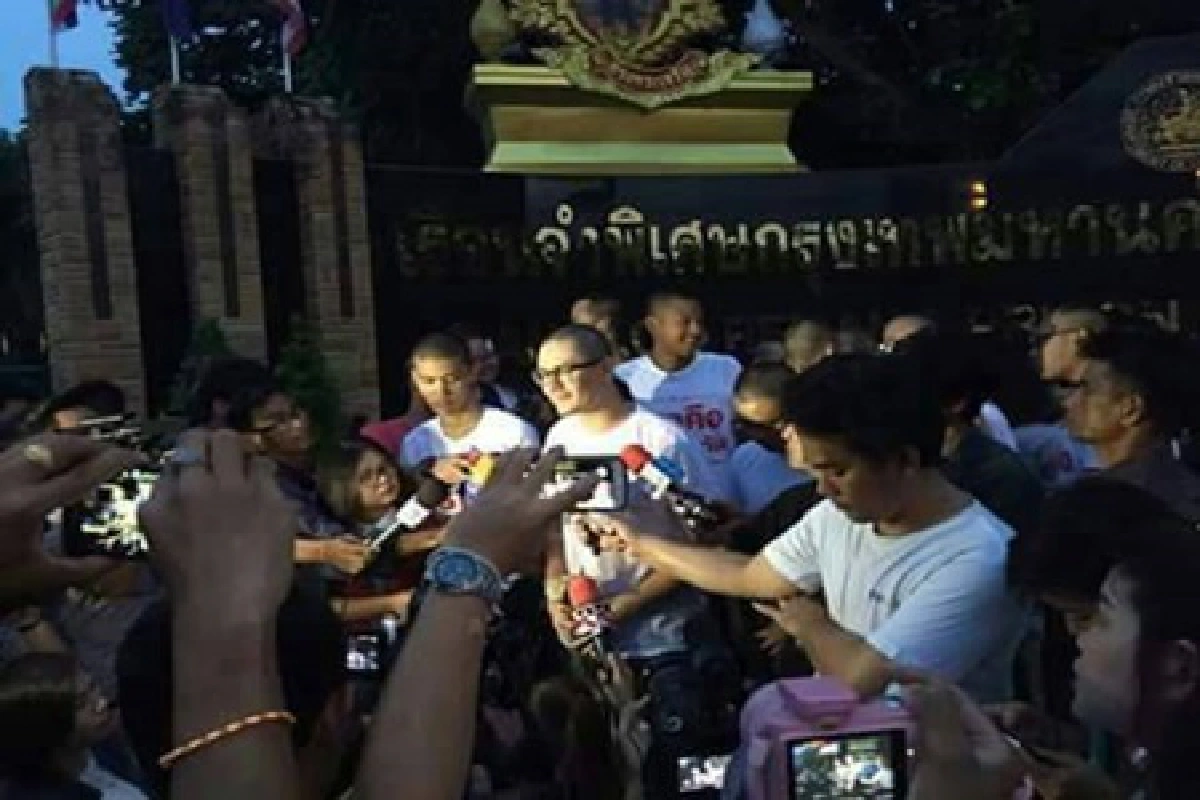 ปล่อยตัว14นศ.พ้นคุกลั่นสู้ต่อ
