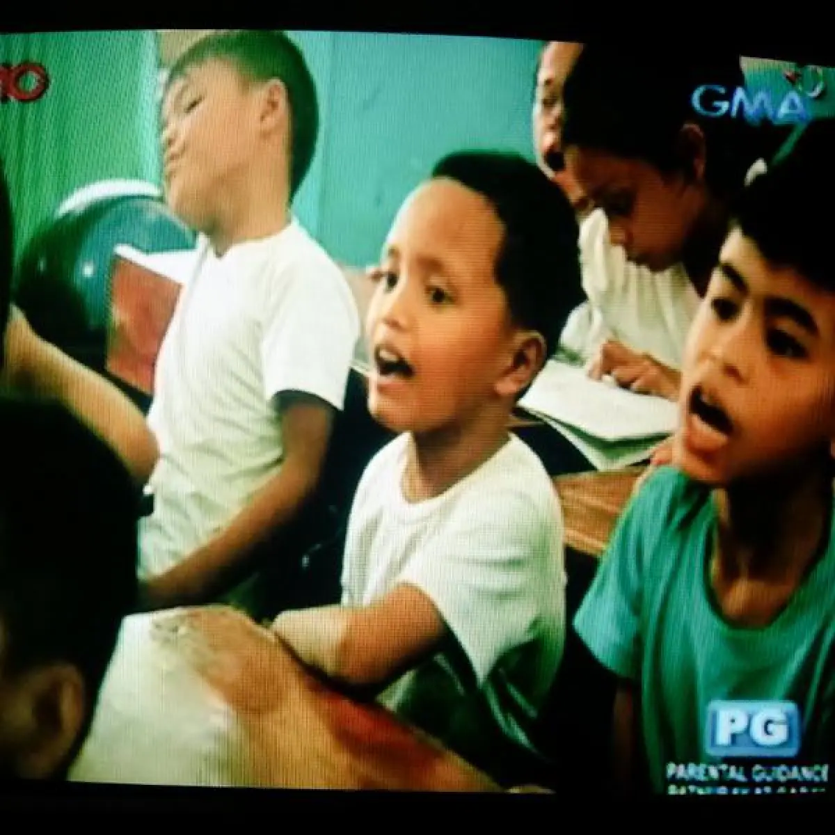 ผู้ใหญ่อาย!เด็กไร้บ้านใฝ่ดี อาศัยไฟข้างทางทำการบ้าน-หวังเรียนให้จบ