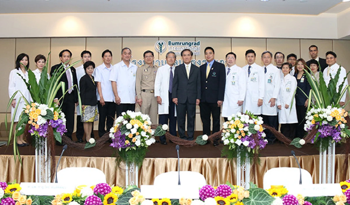 รัฐมนตรีว่าการกระทรวงสาธารณสุขเยี่ยมโรงพยาบาลบำรุงราษฎร์ พร้อมชื่นชมระบบการบริหารจัดการโรคไวรัสเมอร์สที่มีประสิทธิภาพ