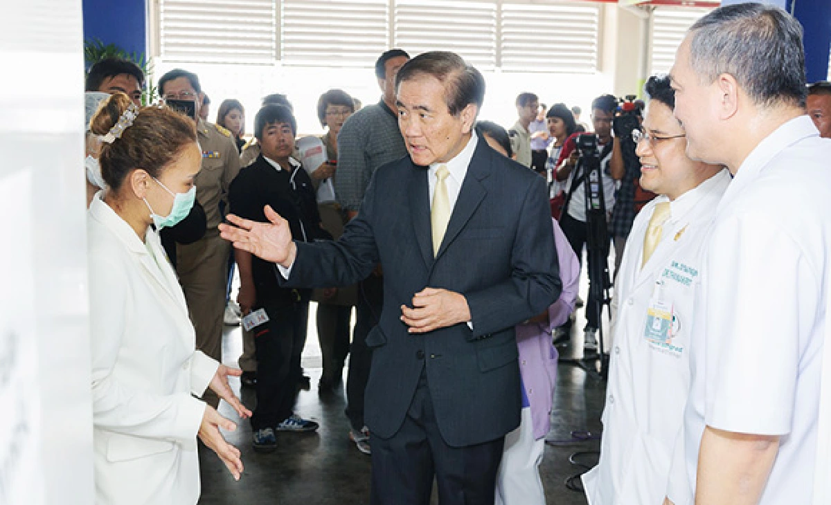 รัฐมนตรีว่าการกระทรวงสาธารณสุขเยี่ยมโรงพยาบาลบำรุงราษฎร์ พร้อมชื่นชมระบบการบริหารจัดการโรคไวรัสเมอร์สที่มีประสิทธิภาพ