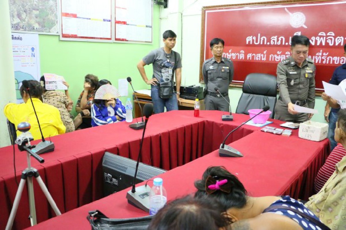 บุกจับนักพนัน22คนอ้างแล้งทำว่างงานตั้งวงเล่นไพ่ บุกจับนักพนัน22คนอ้างแล้งทำว่างงานตั้งวงเล่นไพ่