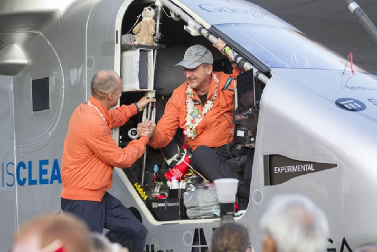 Solar plane lands in Hawaii after record-breaking 5-day flight  (Updated)
