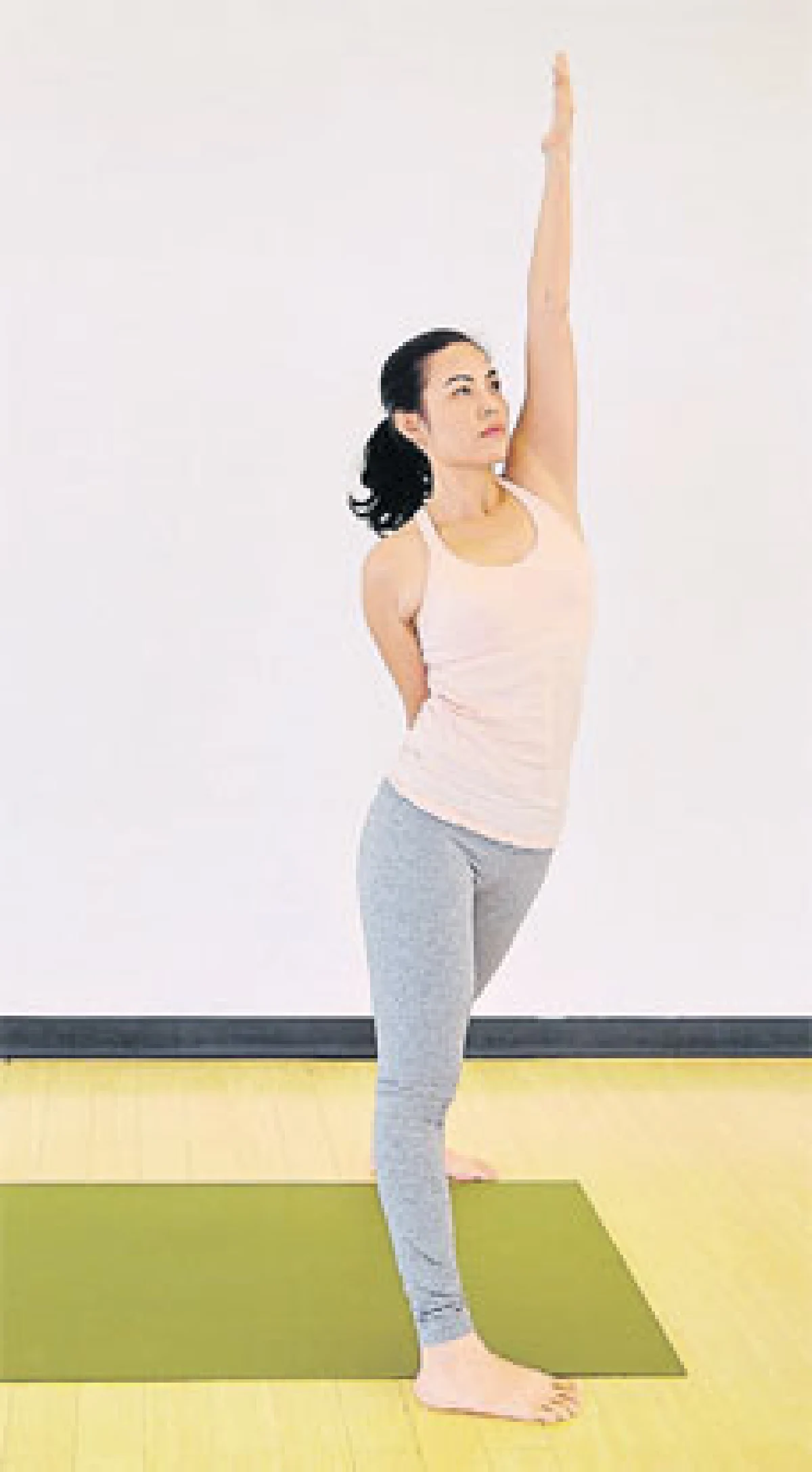 ท่า Wide-Legged Standing Back Bend Twist