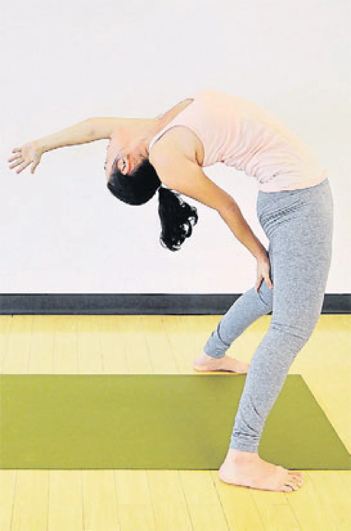 ท่า Wide-Legged Standing Back Bend Twist
