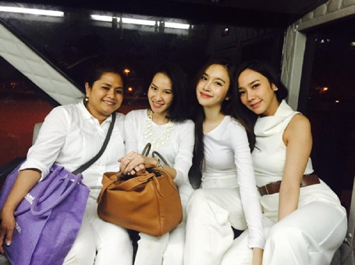 อิ่มบุญถ้วนหน้า!"อั้ม-ปอย"เดินสายไหว้พระเสริมเฮง!!