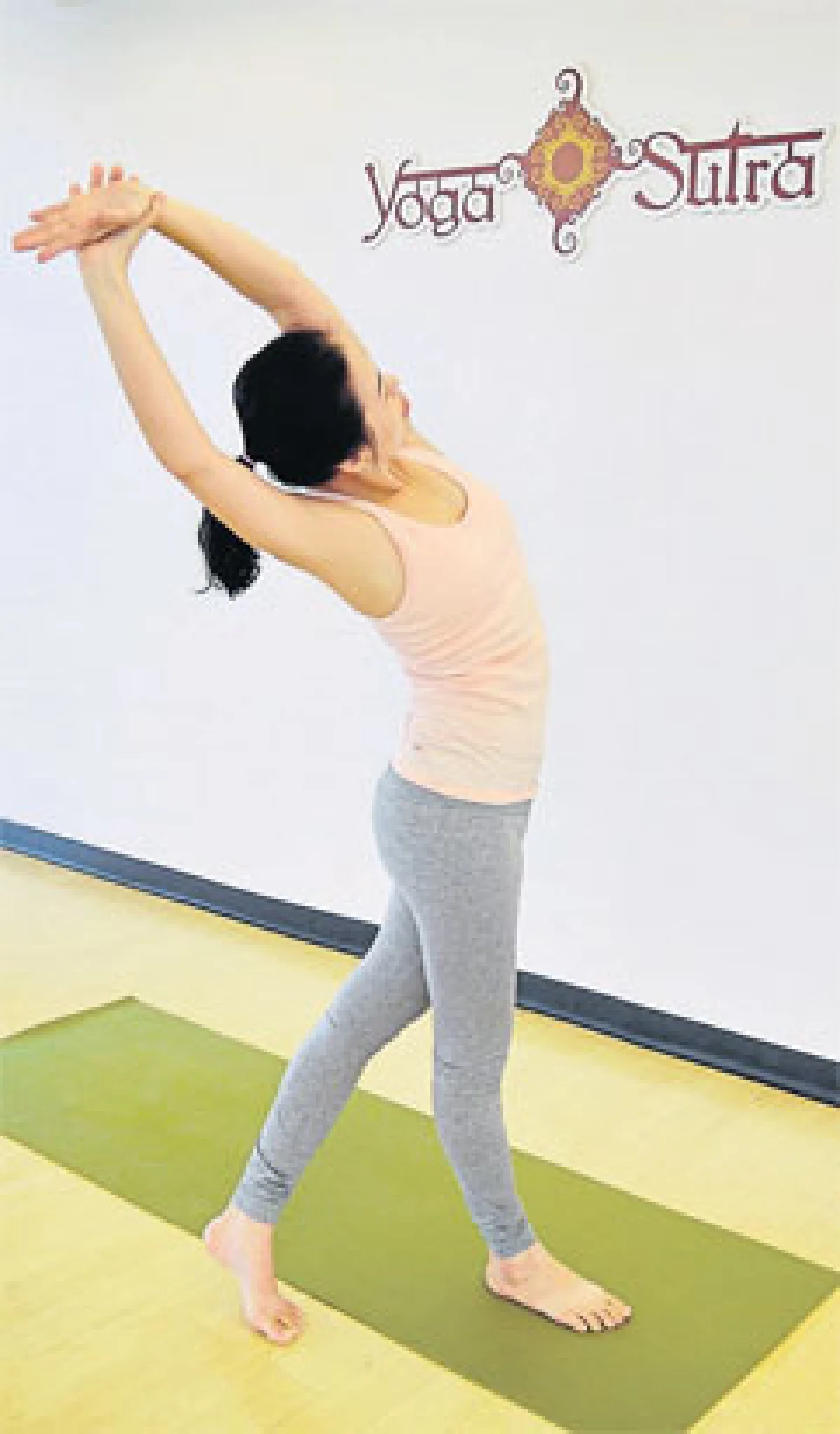 ท่า Standing Crossed-Leg Twist
