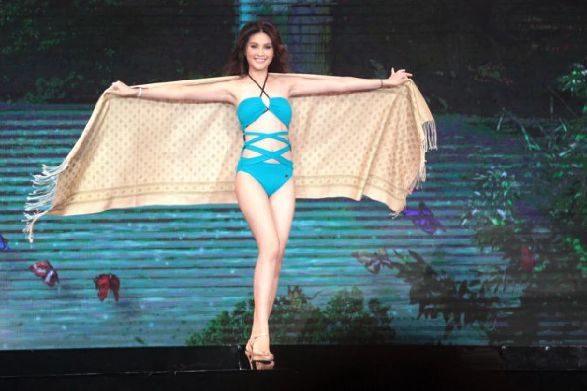 "น้องแนท" สาวลำปางคว้ามงกุฎมิสยูนิเวิร์สไทยแลนด์2015