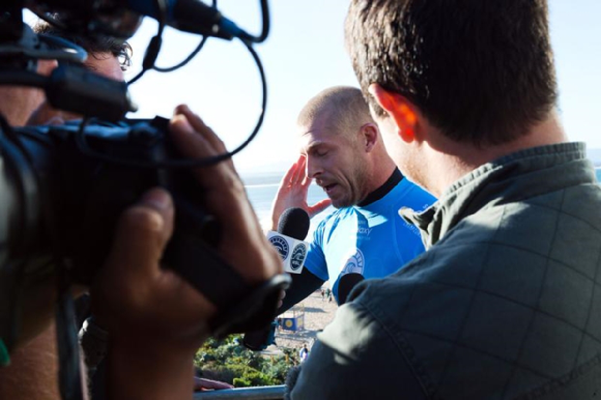 Surfing champ fights off shark during competition (with video)