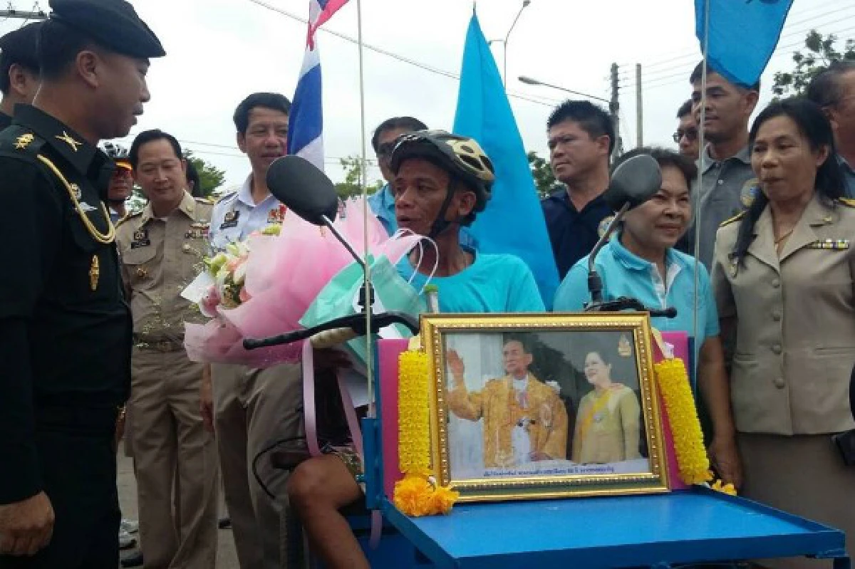 "คำพา" ชายพิการขี่สามล้อจากพิษณุโลกเข้ากรุงถวายพระพร