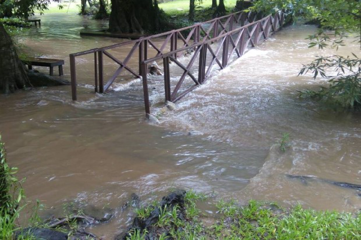 ฝนตกหนักน้ำทะลักเข้าเขื่อนแควน้อยบำรุงแดน ฝนตกหนักน้ำทะลักเข้าเขื่อนแควน้อยบำรุงแดน
