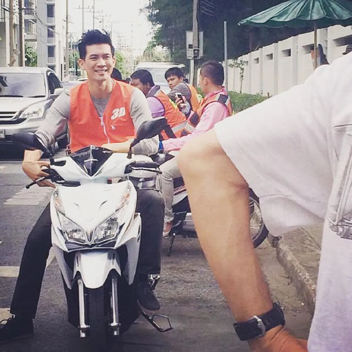 ต่อคิวด่วน!"เคน ธีรเดช"รับจ๊อบเสริมขับวินมอเตอร์ไซค์