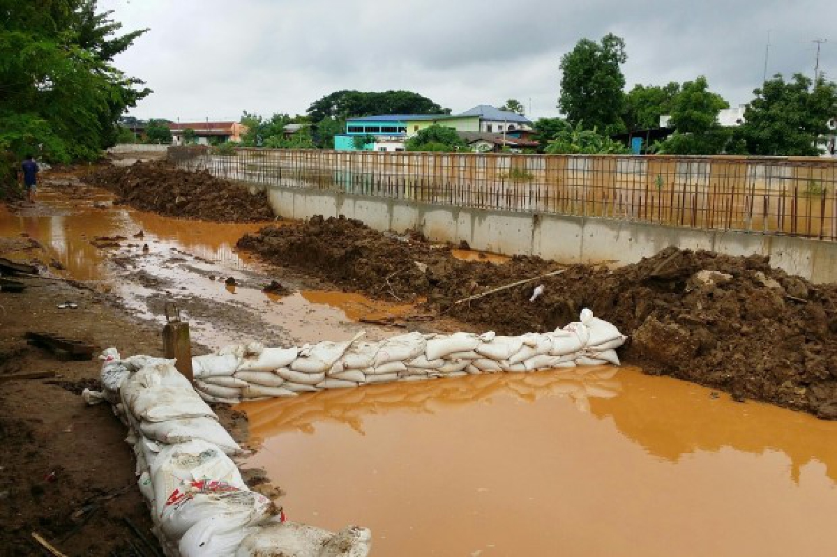 หนุ่ม18ปีดีใจฝนตกกระโดดลงฝายจมดับ หนุ่ม18ปีดีใจฝนตกกระโดดลงฝายจมดับ