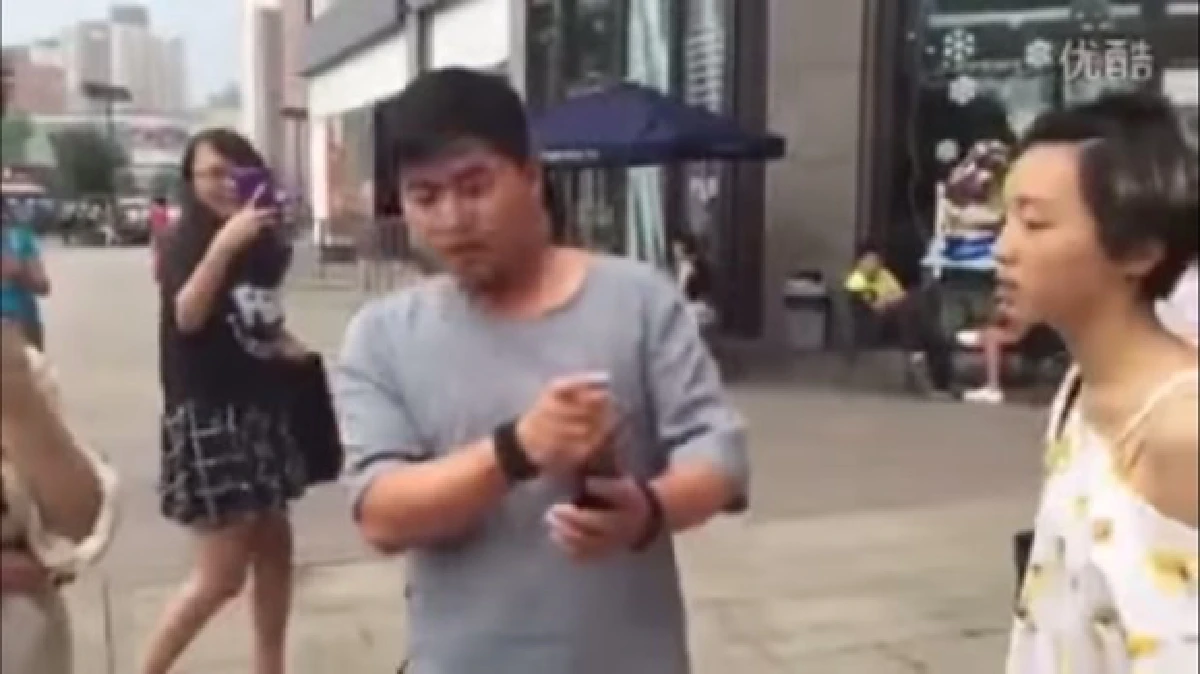 เมื่อคู่เดทออนไลน์จีนนัดเจอกันครั้งแรก แต่ตัวจริงกลับไม่เป็นอย่างในรูป... (ชมคลิป)