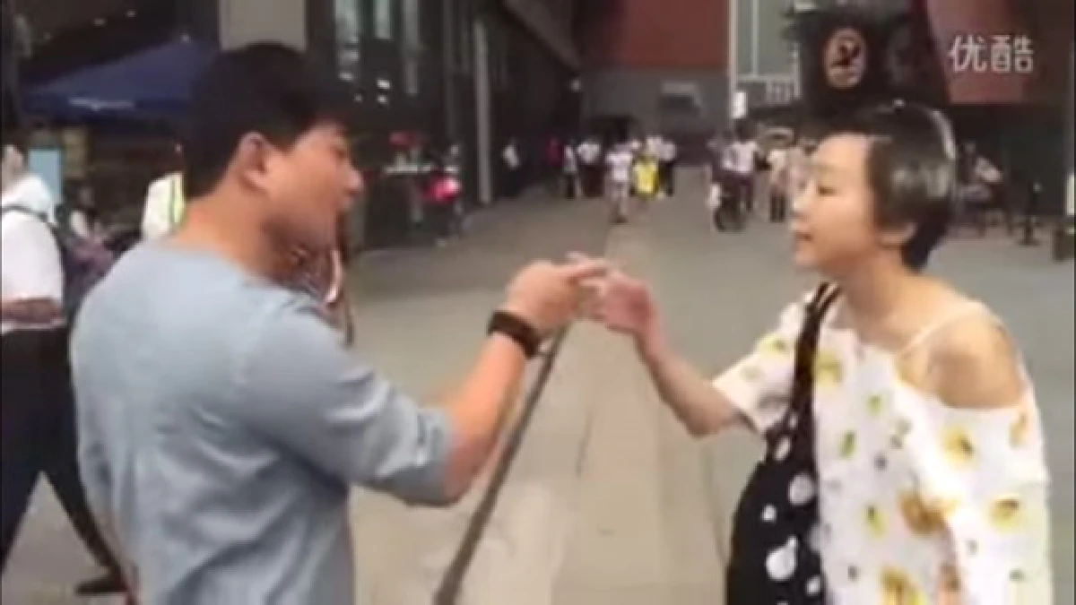 เมื่อคู่เดทออนไลน์จีนนัดเจอกันครั้งแรก แต่ตัวจริงกลับไม่เป็นอย่างในรูป... (ชมคลิป)