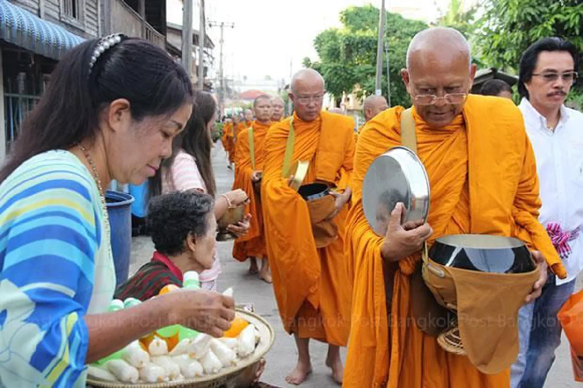 Suthep leaves monkhood, warned not to get political (UPDATED)