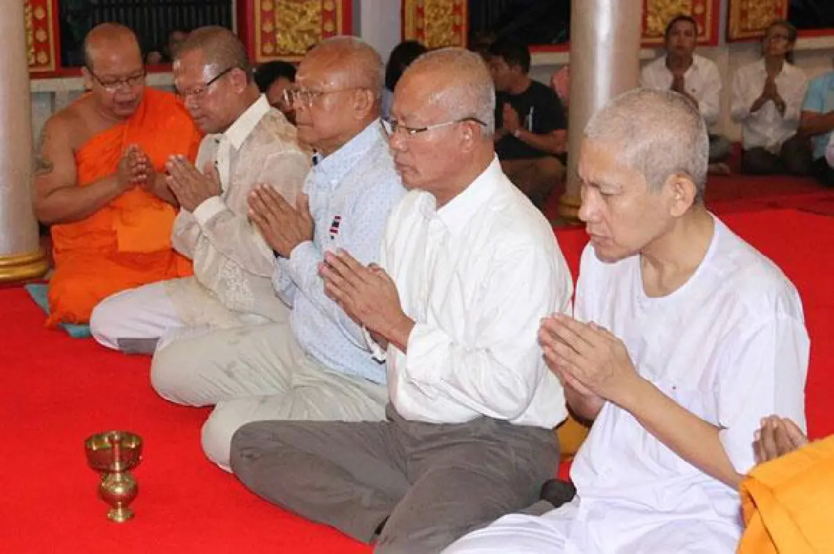 Suthep leaves monkhood, warned not to get political (UPDATED)