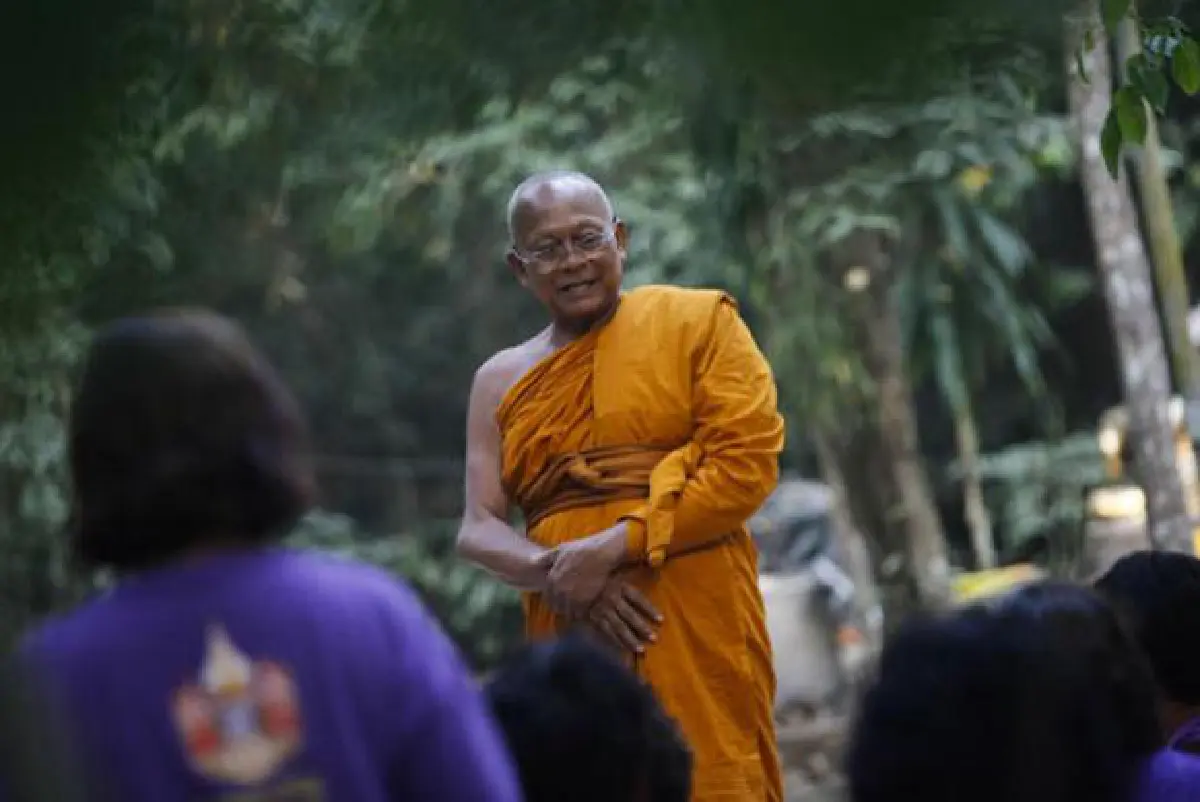 Suthep leaves monkhood, warned not to get political (UPDATED)