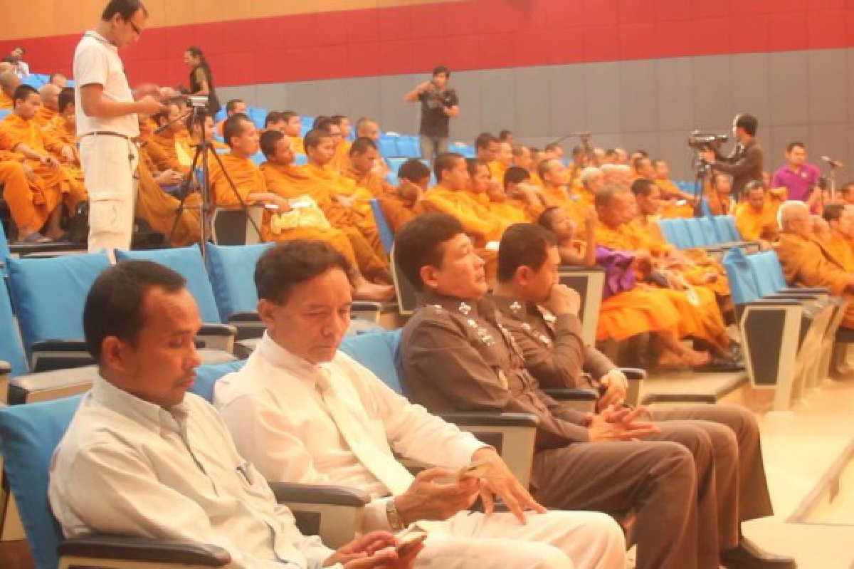ตำรวจพึ่งพระช่วยรณรงค์สวมหมวกกันน็อค ตำรวจพึ่งพระช่วยรณรงค์สวมหมวกกันน็อค