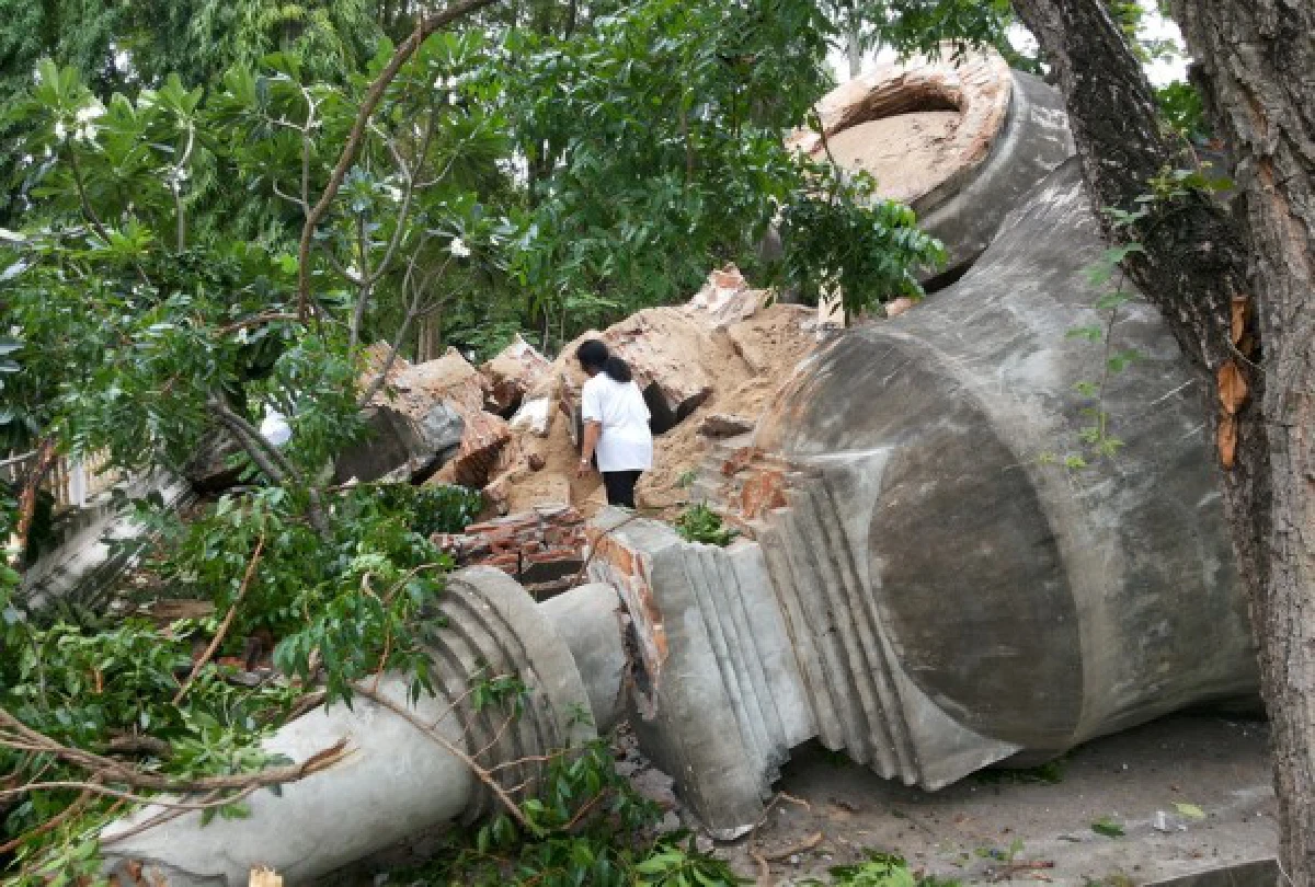 เจดีย์วัดดังสุโขทัยถล่มคาดเหตุจากฝนตกหนัก