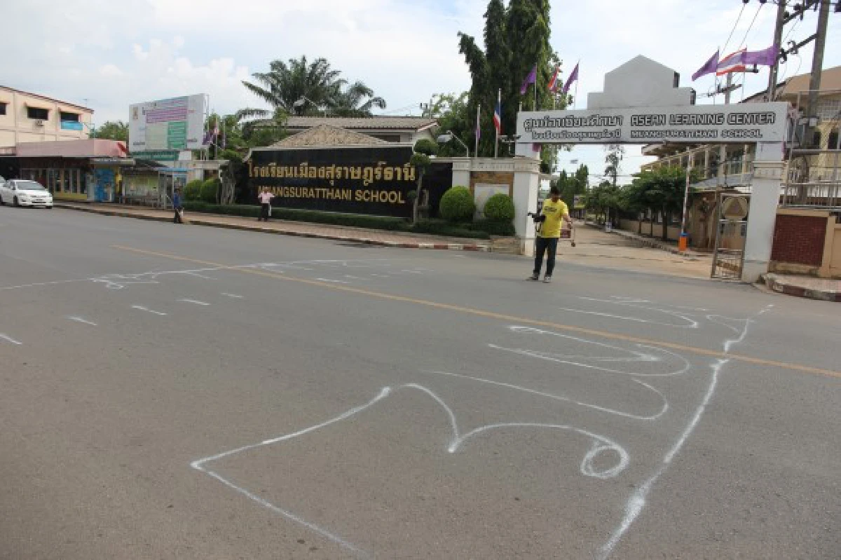 ผู้ปกครองพ่น "ทางม้าลาย" ให้นักเรียนข้ามถนน