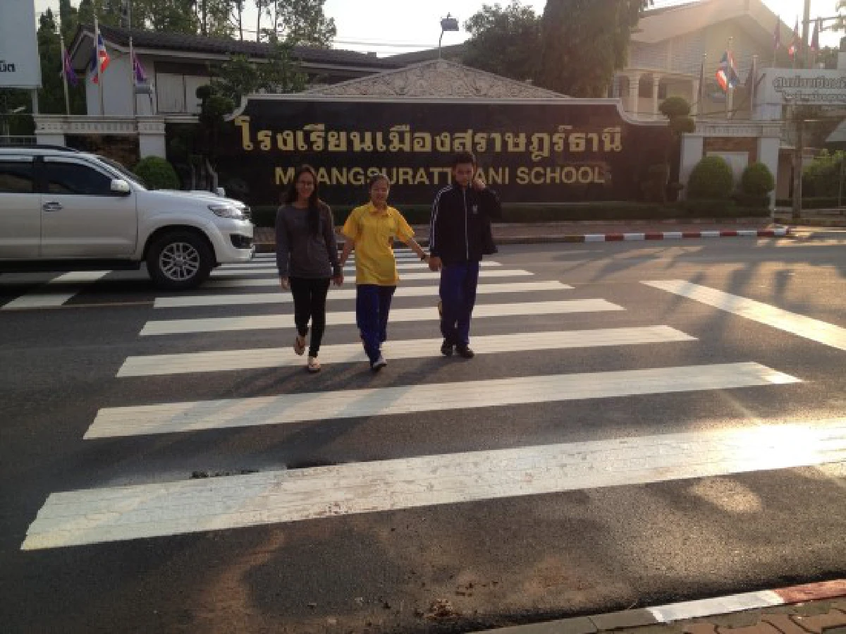 ผู้ปกครองพ่น "ทางม้าลาย" ให้นักเรียนข้ามถนน