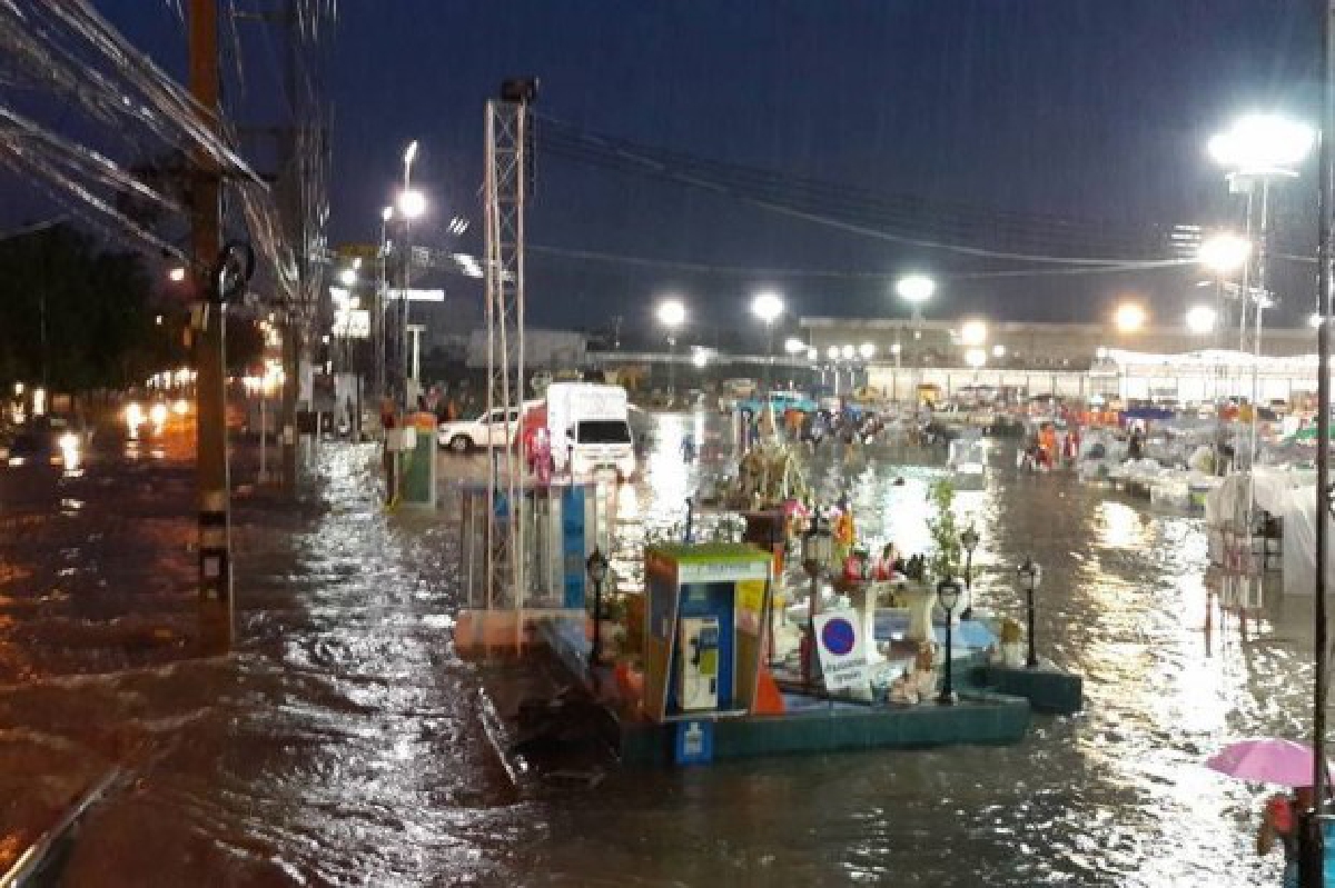ฝนถล่มเมืองโคราชน้ำท่วมสูง30ซม. ฝนถล่มเมืองโคราชน้ำท่วมสูง30ซม.