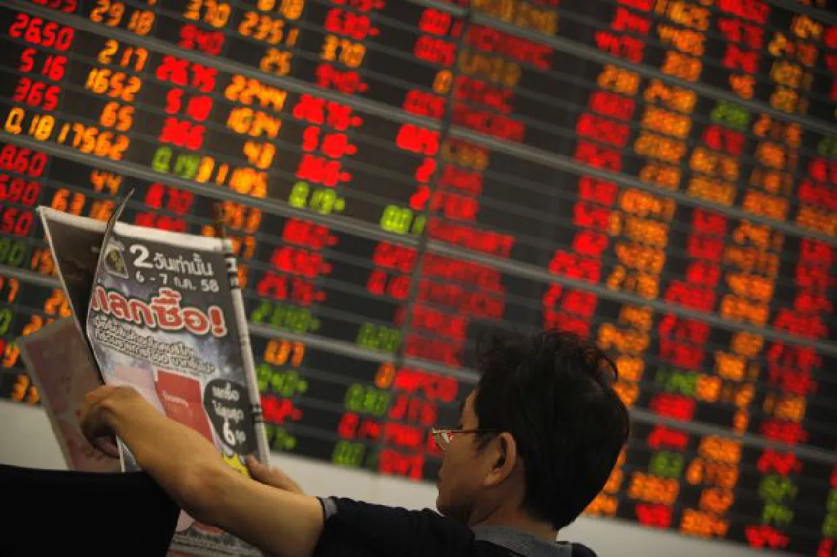 Foreigners flee Thai stocks... but as tourists come running back