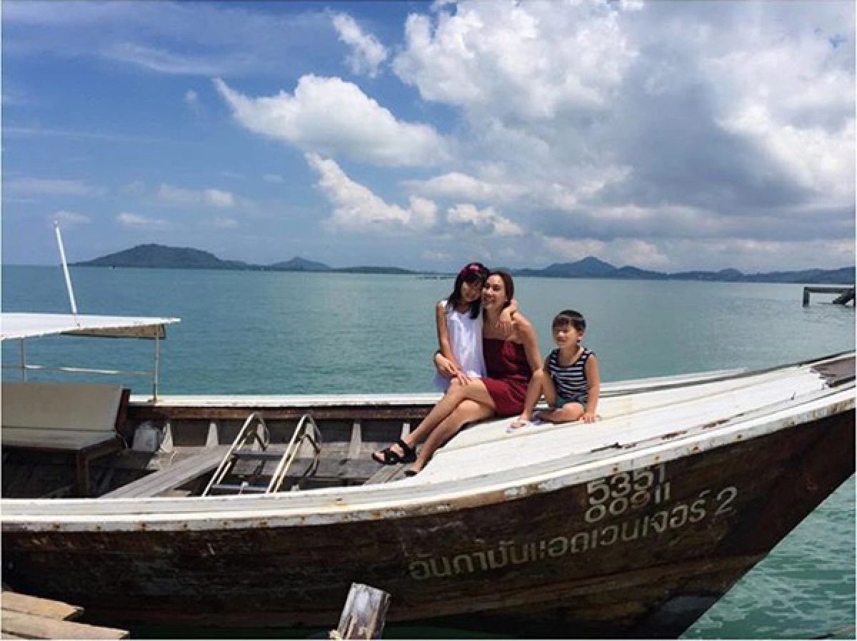 ซูเปอร์มัม!"ตุ๊ก ชนกวนันท์"หอบลูกเที่ยวทะเลภูเก็ต