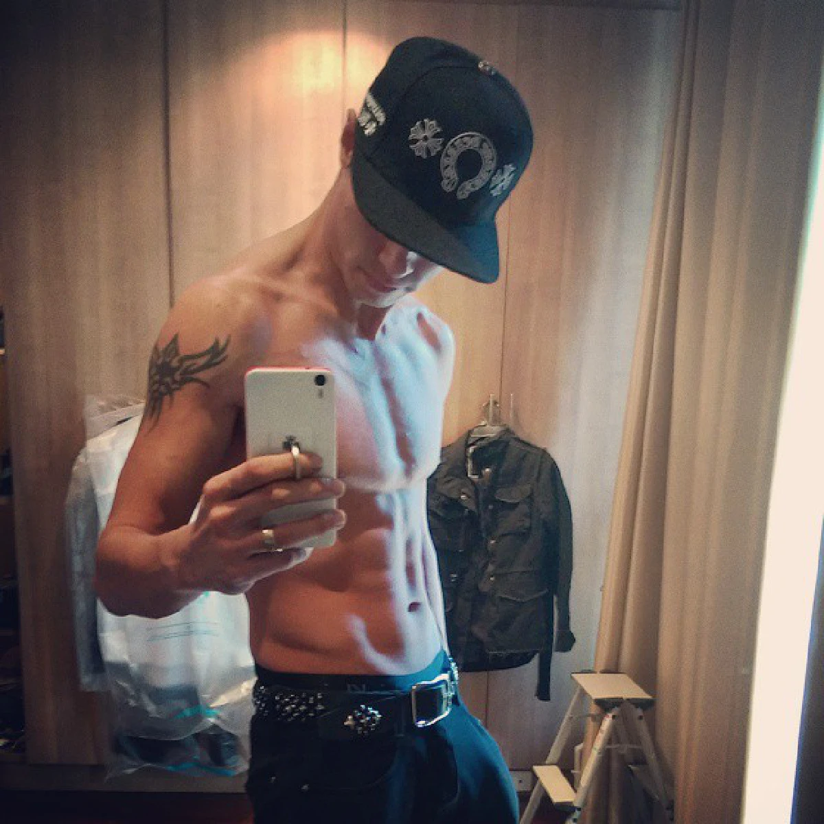 เพจแอนตี้แฉ!"ปีเตอร์"โผล่งานปาร์ตี้สาวนักบิด