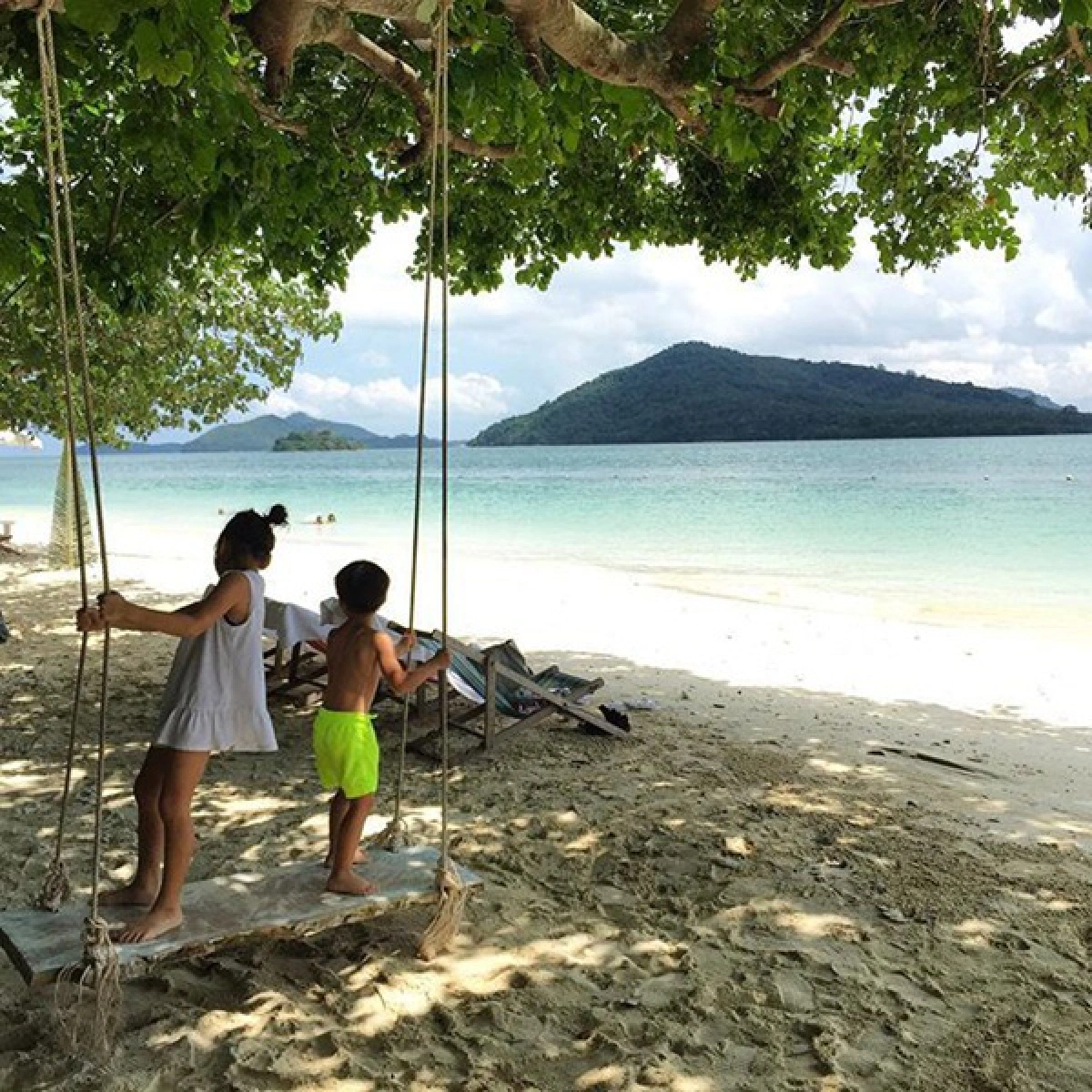 ซูเปอร์มัม!"ตุ๊ก ชนกวนันท์"หอบลูกเที่ยวทะเลภูเก็ต