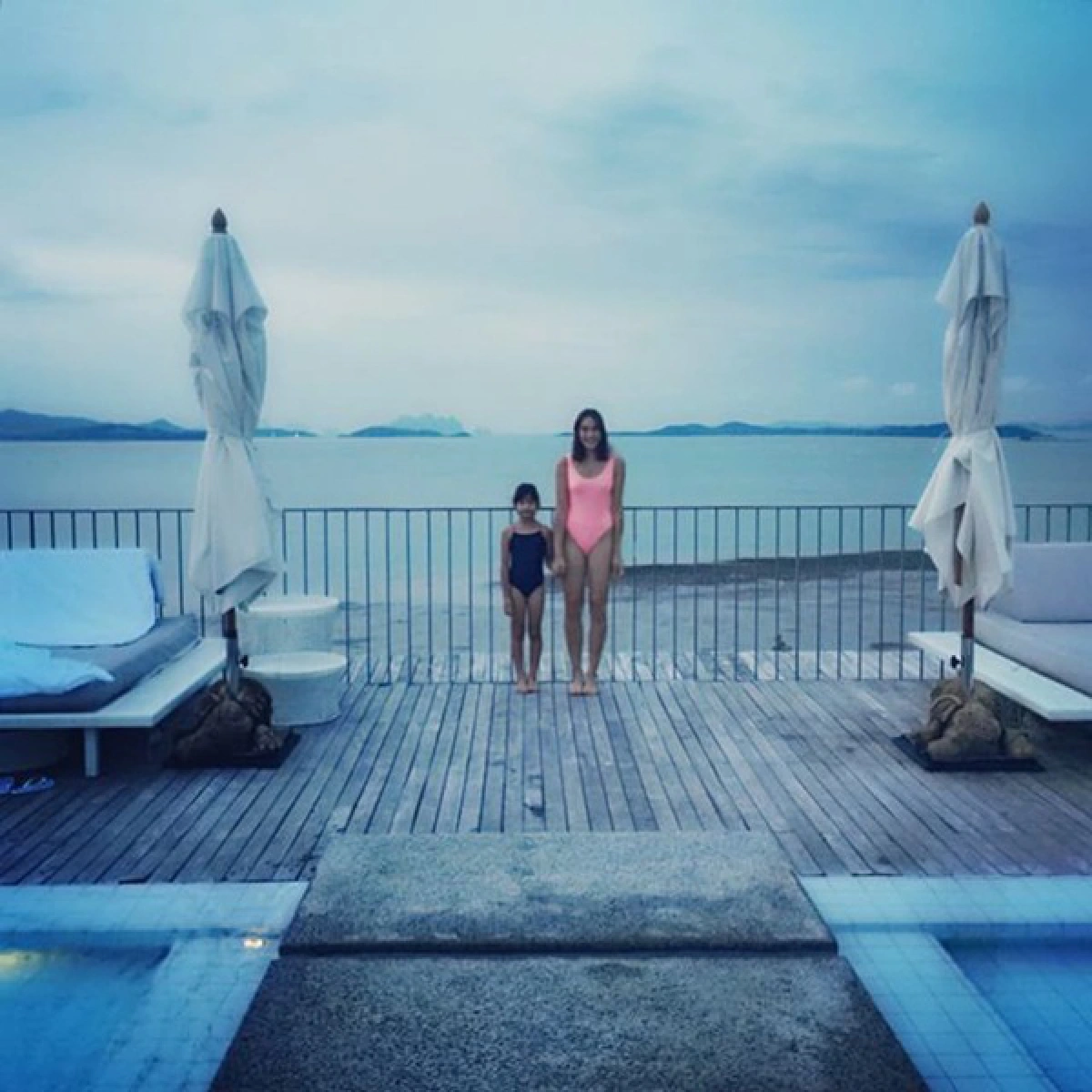 ซูเปอร์มัม!"ตุ๊ก ชนกวนันท์"หอบลูกเที่ยวทะเลภูเก็ต