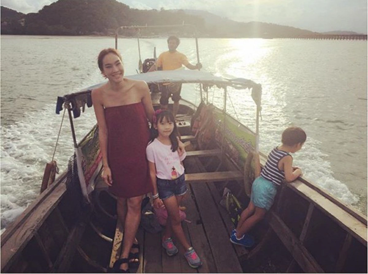 ซูเปอร์มัม!"ตุ๊ก ชนกวนันท์"หอบลูกเที่ยวทะเลภูเก็ต