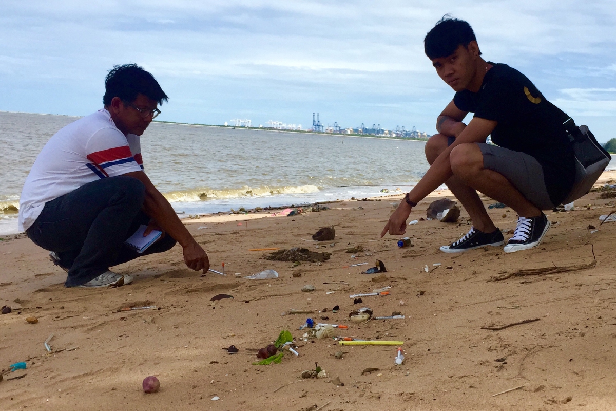เร่งสอบต้นตอเข็มฉีดเกลื่อนชายหาดบางละมุง เร่งสอบต้นตอเข็มฉีดเกลื่อนชายหาดบางละมุง
