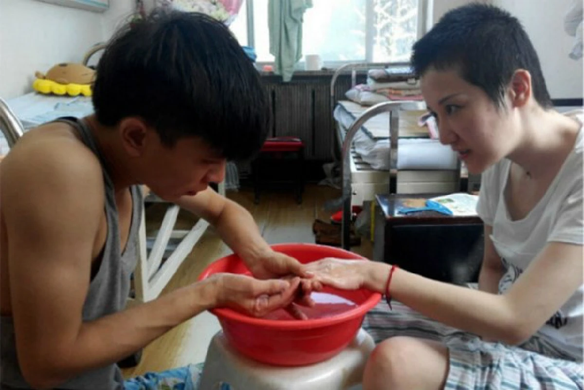 หนุ่มจีนทุ่มดูแลแฟนสาวโคม่า แม้ฝ่ายหญิง"ไล่"เพราะกลัวเป็น"ตัวถ่วง"