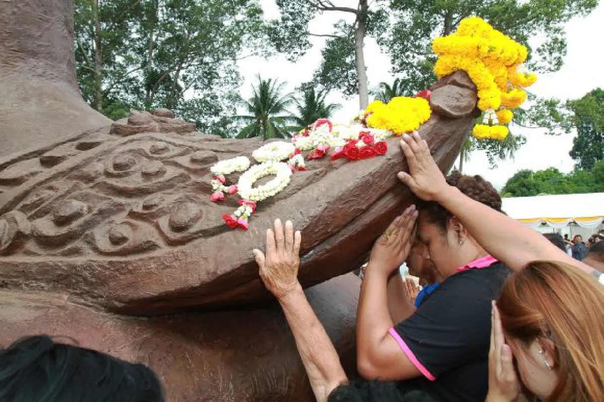 Giant king statues in Hua Hin complete (with photos)