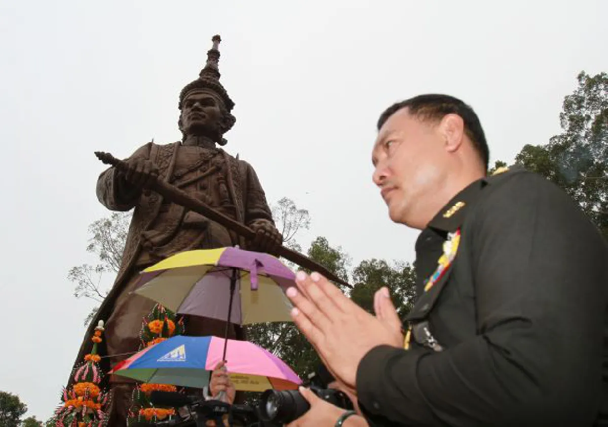 Giant king statues in Hua Hin complete (with photos)