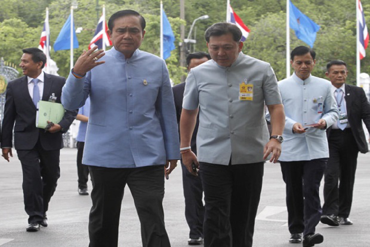 "ประยุทธ์"สั่งเร่งระบายน้ำท่วมขังภูเก็ต-โคราช "ประยุทธ์"สั่งเร่งระบายน้ำท่วมขังภูเก็ต-โคราช