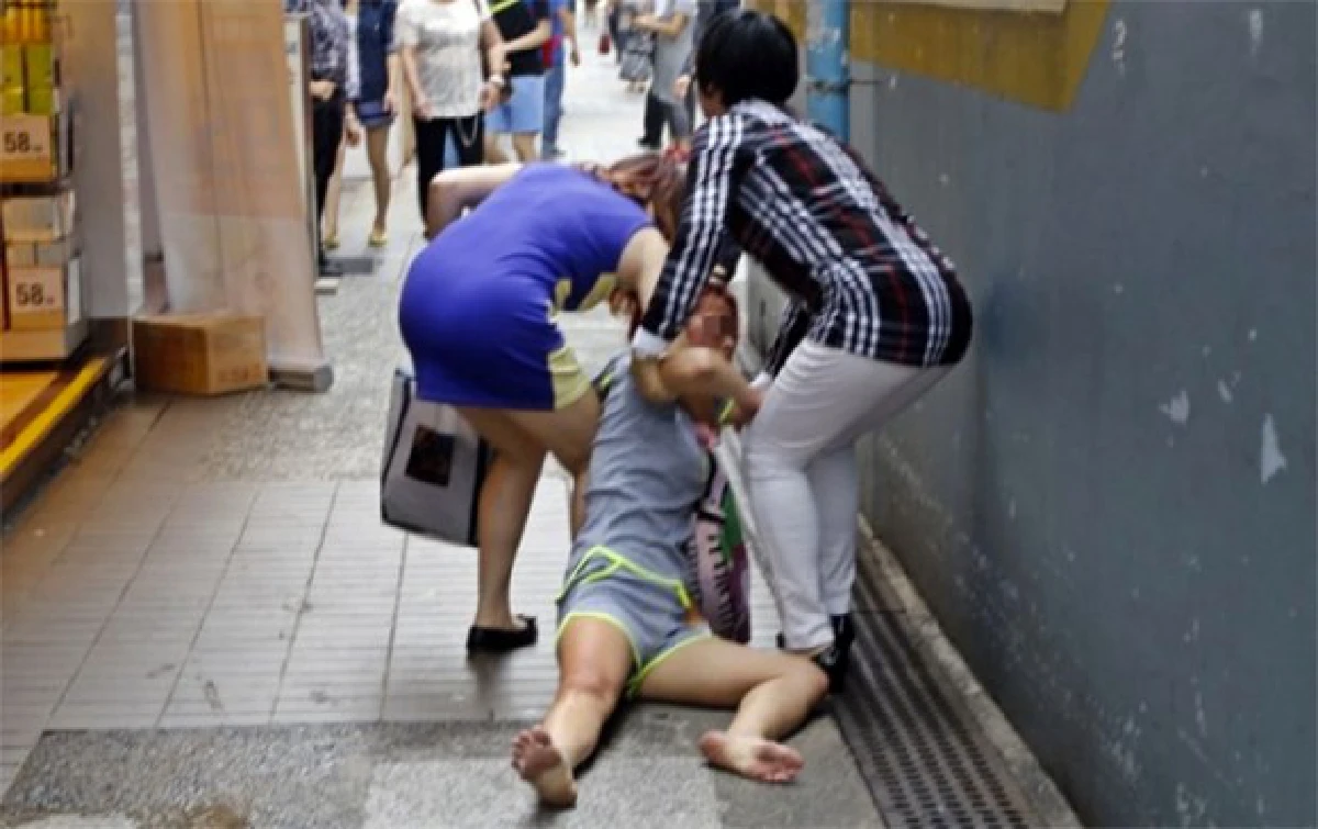 อาหมวยช้ำใจ!นอนร้องไห้งอแงกลางถนน หลังถูกหนุ่มแชทบอกเลิก (มีคลิป)