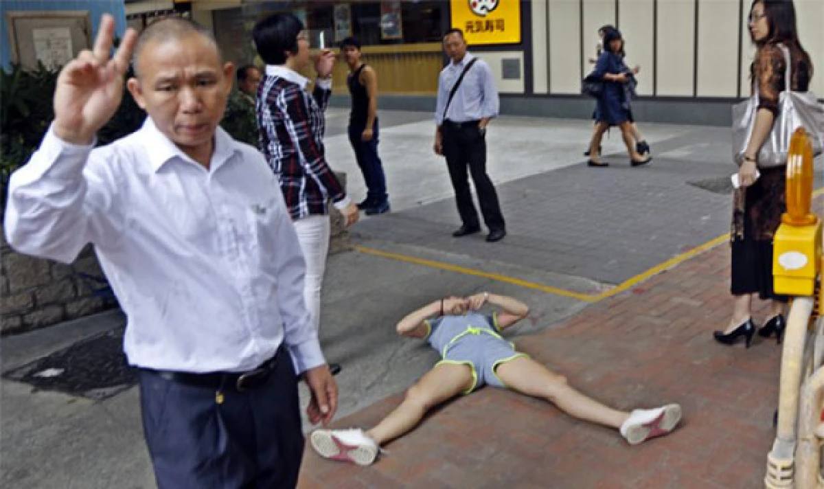 อาหมวยช้ำใจ!นอนร้องไห้งอแงกลางถนน หลังถูกหนุ่มแชทบอกเลิก (มีคลิป)