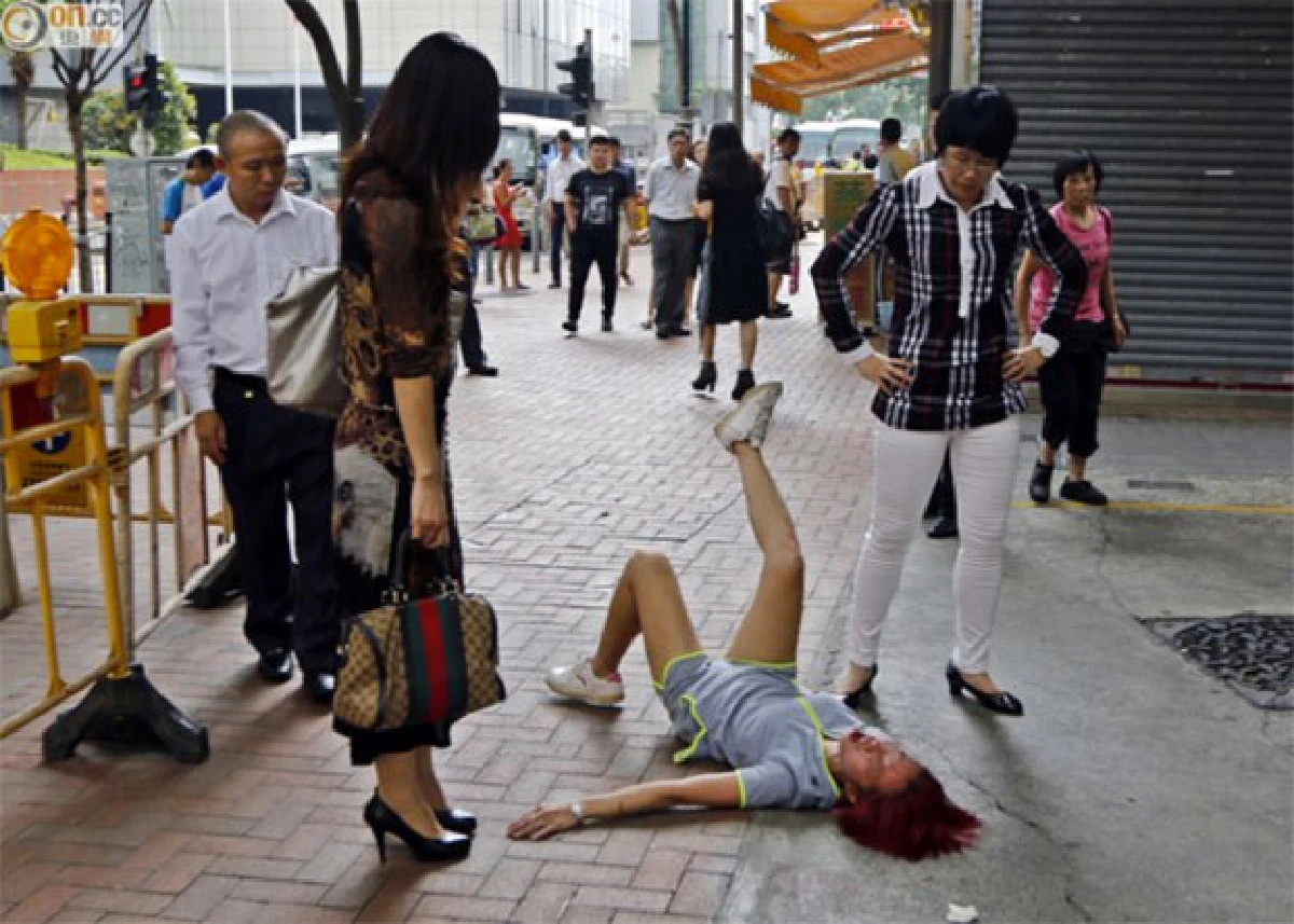 อาหมวยช้ำใจ!นอนร้องไห้งอแงกลางถนน หลังถูกหนุ่มแชทบอกเลิก (มีคลิป)