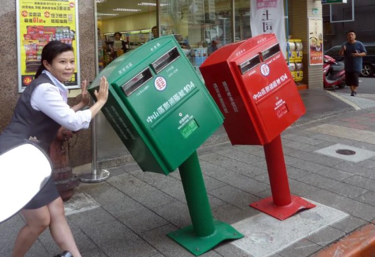 เก๋ๆ!ไต้หวันแห่ถ่ายรูป"ตู้ไปรษณีย์เอียงคู่"ผลพวงจากไต้ฝุ่น