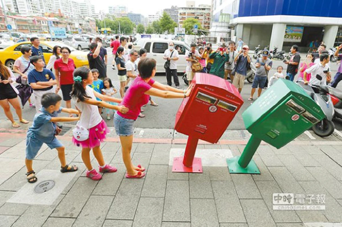 เก๋ๆ!ไต้หวันแห่ถ่ายรูป"ตู้ไปรษณีย์เอียงคู่"ผลพวงจากไต้ฝุ่น