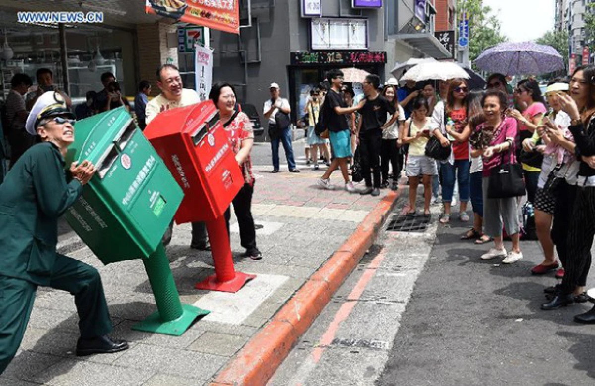 เก๋ๆ!ไต้หวันแห่ถ่ายรูป"ตู้ไปรษณีย์เอียงคู่"ผลพวงจากไต้ฝุ่น