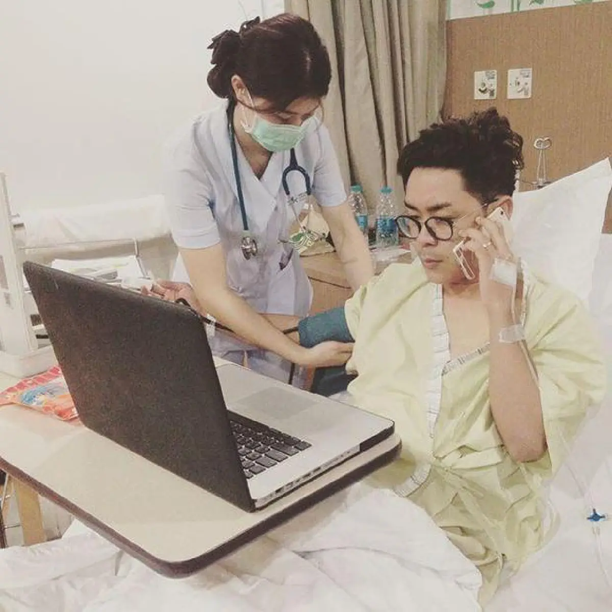 "โจ๊ก โซคูล"ฟิตจัด!หอบงานไปทำบนเตียงผู้ป่วย