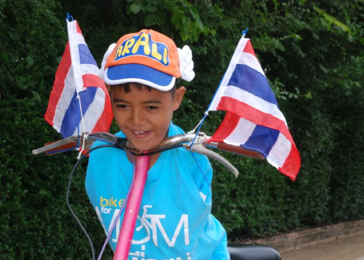 ชื่นชม "น้องทาม" เด็กพิการไร้แขนร่วมปั่นเพื่อแม่