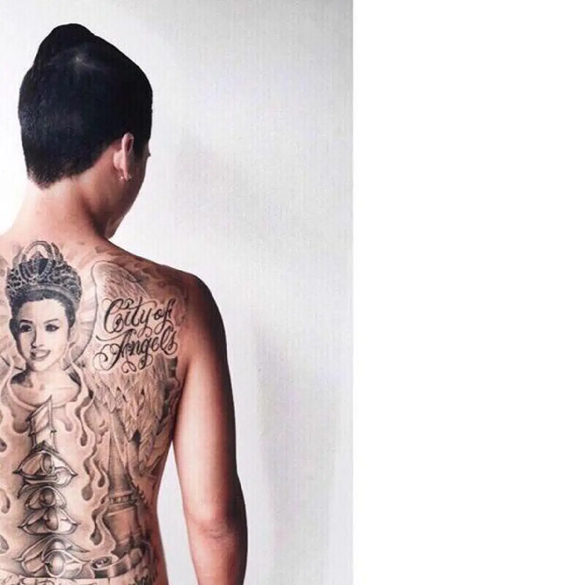 "ป๊อก ภัสสรกรณ์"โชว์รอยสักกลางหลัง ภาพแม่อาภัสรา
