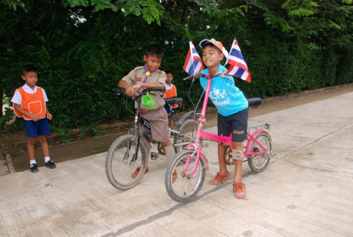 ชื่นชม "น้องทาม" เด็กพิการไร้แขนร่วมปั่นเพื่อแม่