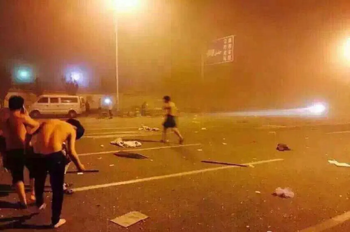Explosives blast rips apart port in China (with videos)