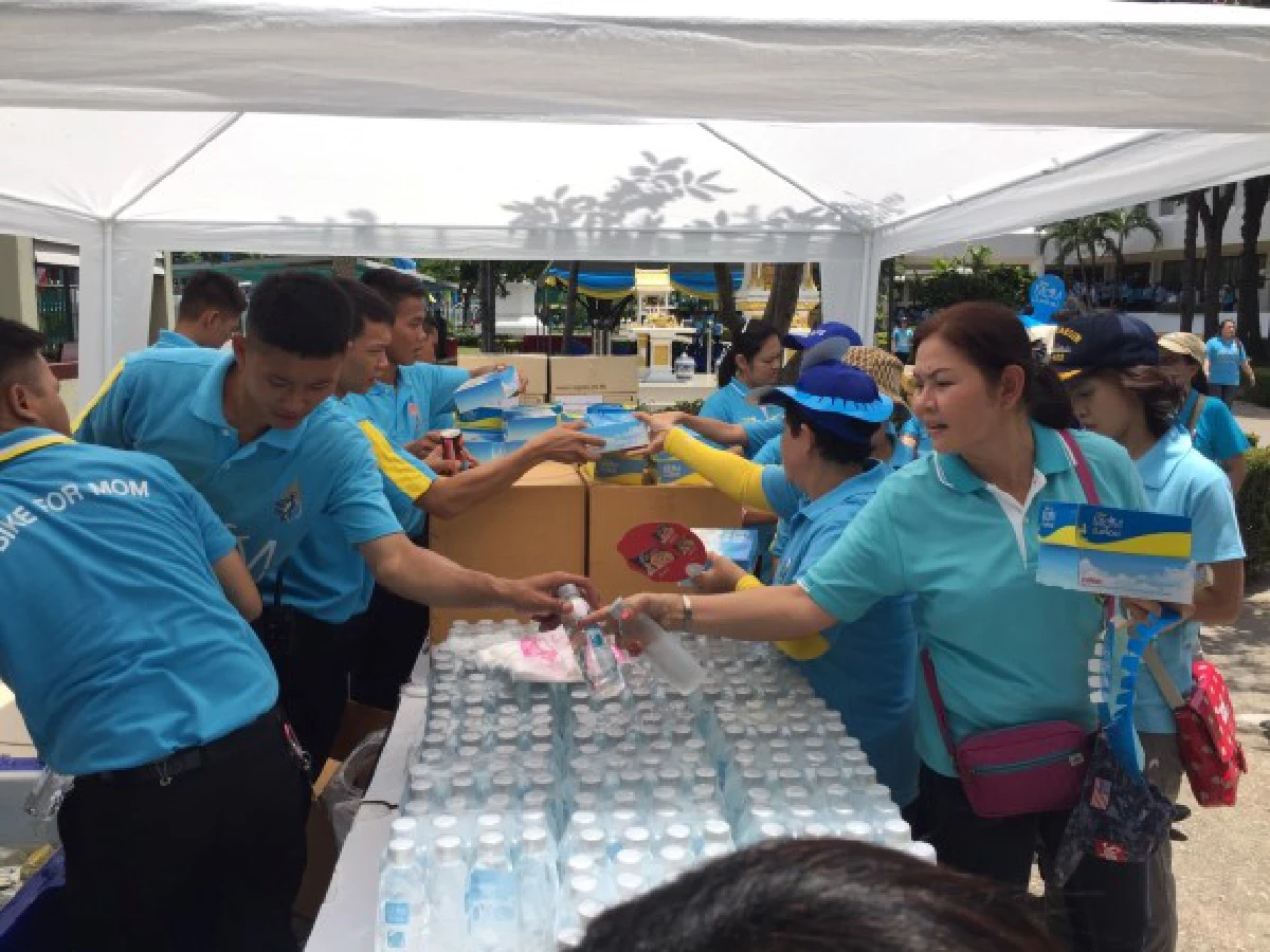 ประชาชนทยอยรอร่วมกิจกรรมปั่นเพื่อแม่