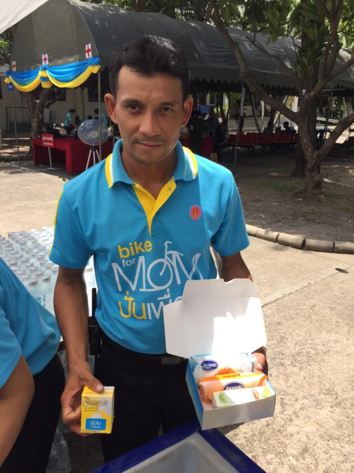 ประชาชนทยอยรอร่วมกิจกรรมปั่นเพื่อแม่